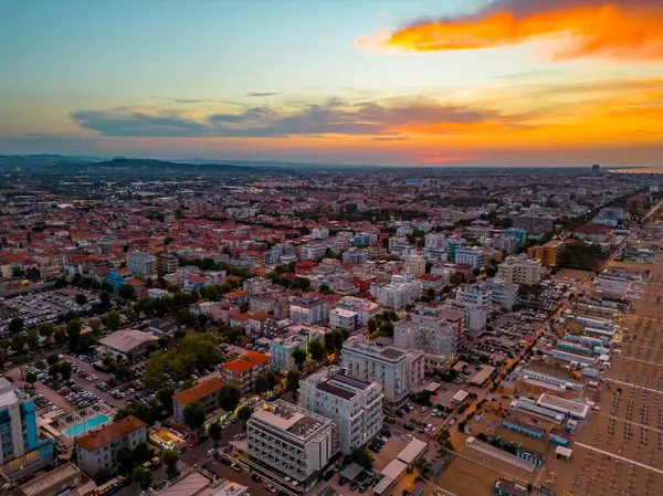İtalya 'nın Rimini tatil köyü, gün batımında bir İHA' nın manzarasıdır. Yüksek kalite fotoğraf