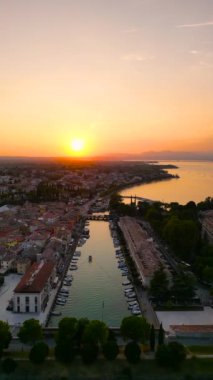 İtalya, Garda Gölü 'nde güzel bir gün batımı. Yukarıdan Peschiera del Garda 'nın manzarası. 