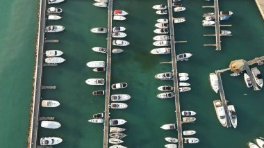  Garda Gölü 'nün havadan görünüşü. Yat Kulübü. Demirlemiş yatlar ve motorlu özel tekneler. İskele ahşaptan yapılmıştır. Güzel, berrak su. İtalya, Peschiera del Garda, Garda Gölü. 