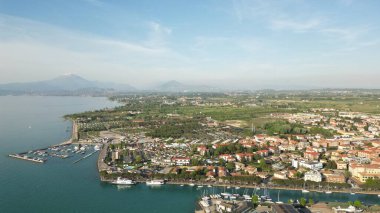 İtalya 'nın Peschiera del Garda kentinin havadan görünüşü. Şehrin, gölün ve dağların insansız hava aracının güzel manzarası. Yüksek kalite drone fotoğrafı