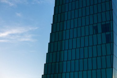 Ofis binasının ön planı ve mavi gökyüzü. Milan, İtalya. Şehir Yaşamı. Finans, ekonomi, gelecekteki kavramlar. Yüksek kalite fotoğraf