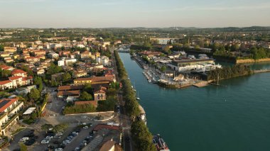 İtalya 'nın Peschiera del Garda şehrinin havadan görünüşü. 14.04.2024