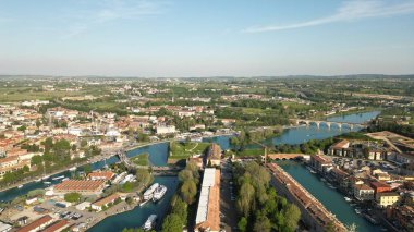 Veneto, Verona 'daki Peschiera del Garda şehrinin insansız hava aracından güzel bir panoramik manzara. Yüksek kaliteli hava fotoğrafı.