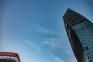 Milan, İtalya 10.03. 2024 Gökdelen Cephesi PWC ve Generale karşı mavi gökyüzü. Gökdelenler, Milano Şehri Yaşam Bölgesi. Metin için arkaplan. 