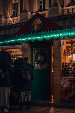 Milano, İtalya 20.12.2023 Noel pazarı Milano Piazza Duomo 'da. Noel tatili boyunca Milan 'da akşam yemeği. Yüksek kalite fotoğraf