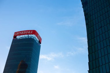 Milan, Lombardy, İtalya 7.04.2024 Mavi gökyüzünün arka planına karşı bir gökdelen cephesi. Gökdelenler, Milano Şehri Yaşam Bölgesi. Avrupa gökdelenine karşı mavi gökdelen. Metin için arkaplan. 