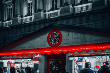 Milano, İtalya 20.12.2023 Noel pazarı Milano Piazza Duomo 'da. Noel tatili boyunca Milan 'da akşam yemeği. Yüksek kalite fotoğraf
