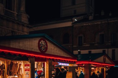 Milano, İtalya 20.12.2023 Noel pazarı Milano Piazza Duomo 'da. Noel tatili boyunca Milan 'da akşam yemeği. Yüksek kalite fotoğraf