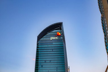 Milan, Lombardy, İtalya, Avrupa 10.03. 2024: Gökdelen Libeskind Kulesi - PWC Kulesi PWC Grubu 'nun yeni, modern yerleşim bölgesi olan Milano' daki Eğri Büğrü 2 Curvo genel merkezi. Yüksek