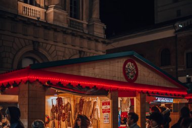 Milano, İtalya 20.12.2023 Noel pazarı Milano Piazza Duomo 'da. Noel tatili boyunca Milan 'da akşam yemeği. Yüksek kalite fotoğraf