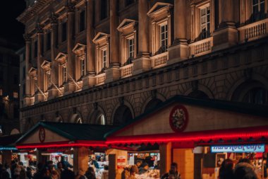Milano, İtalya 20.12.2023 Noel pazarı Milano Piazza Duomo 'da. Noel tatili boyunca Milan 'da akşam yemeği. Yüksek kalite fotoğraf