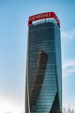 Mavi gökyüzünün arka planına karşı bir gökdelen cephesi. Gökdelenler, Milano Şehri Yaşam Bölgesi, Milan, Lombardy, İtalya, Avrupa 10.03. 2024. Yüksek kalite fotoğraf