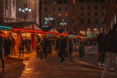 Milano, İtalya 20.12.2023 Noel pazarı Milano Piazza Duomo 'da. Noel tatili boyunca Milan 'da akşam yemeği. Yüksek kalite fotoğraf