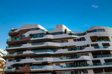 Yeni apartmanlar. Modern apartmanlı bir yerleşim yeri. Milano, İtalya 'daki Şehir Hayatı. Modern İtalyan mimarisi. Uzayı kopyala Yüksek kalite fotoğraf