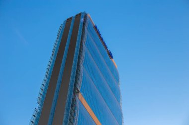 Mavi gökyüzünün arka planına karşı bir gökdelen cephesi. Gökdelenler, Milano Şehri Yaşam Bölgesi, Milan, Lombardy, İtalya, Avrupa 10.03. 2024. Yüksek kalite fotoğraf