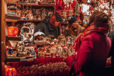 Milano, İtalya 20.12.2023 Noel pazarı Milano Piazza Duomo 'da. Noel tatili boyunca Milan 'da akşam yemeği. Yüksek kalite fotoğraf