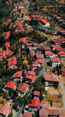 Isola adasındaki güzel İtalyan köyü. İtalya, Iseo Gölü 'nün yukarısından görüntü. 