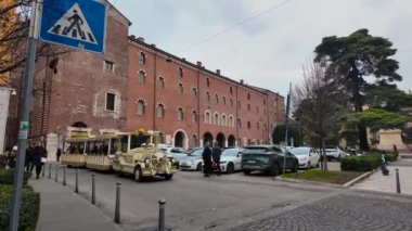 Verona, İtalya 01.03.2024. Verona şehrinin mimarisiyim. Verona İtalya 'nın tarihsel kısmını gezin. Bahar bulutlu bir günde Verona şehir merkezinde bir sürü insan dolaşıyor.. 