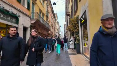 Verona, İtalya 01.03.2024. Verona şehrinin mimarisiyim. Verona İtalya 'nın tarihsel kısmını gezin. Bahar bulutlu bir günde Verona şehir merkezinde bir sürü insan dolaşıyor.. 