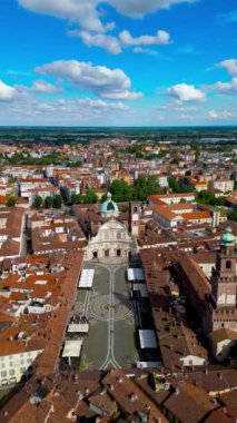 Vigevano, İtalya 'daki Ducale Meydanı Rönesans dönemi anıtsal merkez meydanı manzaralı, bahar ışığı altında bulutlu mavi bir gökyüzünün arka planına karşı çekilen. Yüksek kaliteli FullHD görüntüler