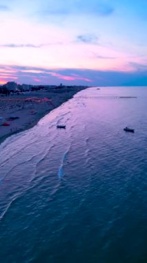 Gün batımında Rimini sahilinde İHA uçuşu. İtalya, Emilia Romagna. Adriyatik Denizi. Yüksek kalite 4k görüntü