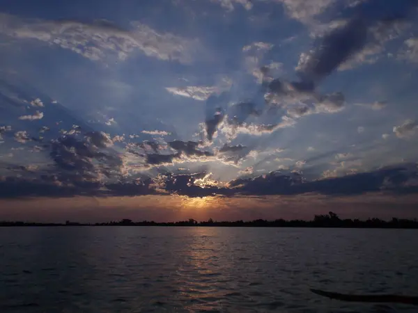 Nehrin üzerinde güzel bir gün batımı