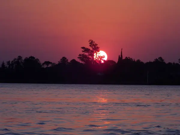 Nehrin üzerinde güzel bir gün batımı