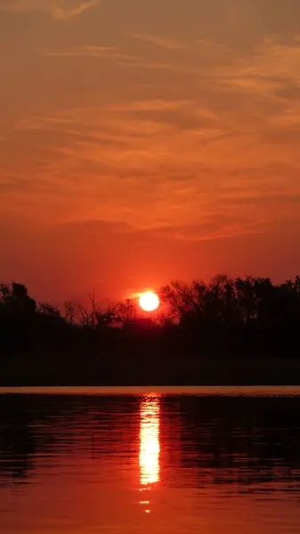 Gölde gün batımı