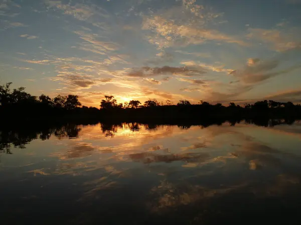 Nehrin üzerinde güzel bir gün batımı