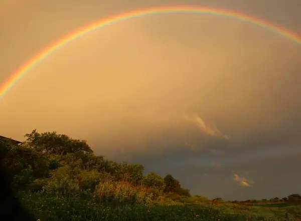 Nehrin üzerinde gökkuşağı
