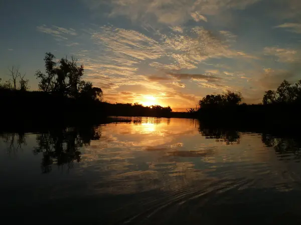 Suyun üzerinde gün batımı