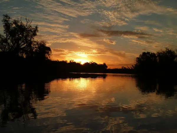 Nehrin üzerinde gün batımı
