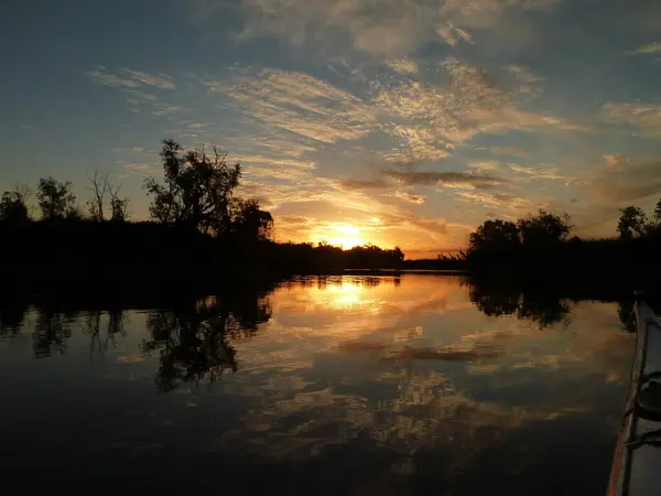 Nehrin üzerinde gün batımı