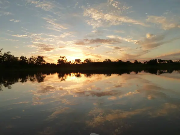 Gün batımı ve nehir.