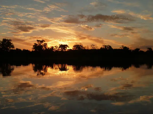 Nehrin üzerinde gün batımı