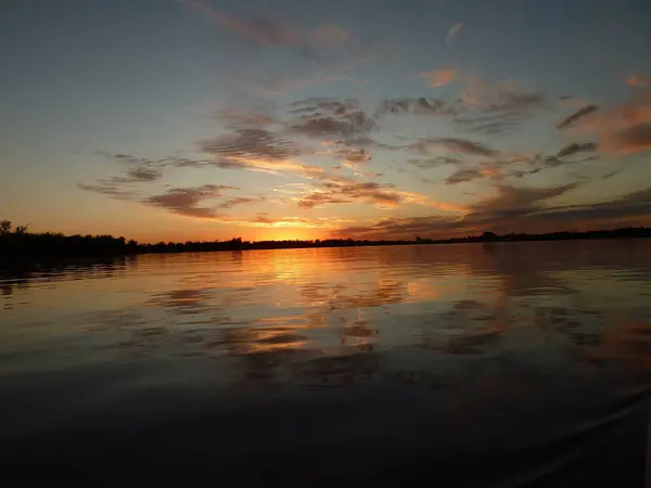 Nehrin üzerinde gün batımı