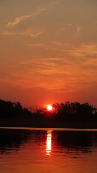 Gölün üzerinde güzel bir gün batımı