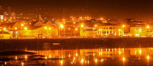 Ciudad iluminada sobre el mar. Ushuaia, Tierra del Fuego, Arjantin.