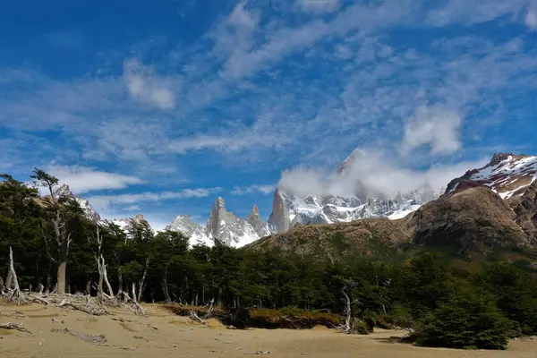 Arkaplanda dağların ve karın manzarası