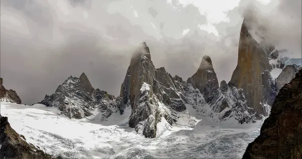 Patagonya 'nın güneyindeki Arjantin' in güzel dağları. Monte Fit Roy.