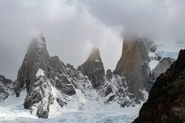 Patagonya 'nın güneyindeki Arjantin' in güzel dağları. Monte Fit Roy.