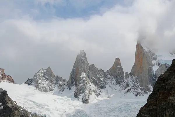 Patagonya 'nın güneyindeki Arjantin' in güzel dağları. Monte Fit Roy.