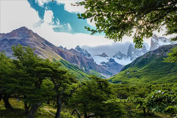 Patagonya 'nın güneyindeki Arjantin' in güzel dağları. Monte Fit Roy.
