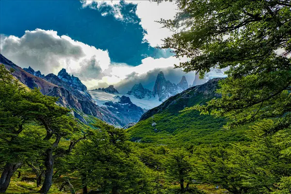 Patagonya 'nın güneyindeki Arjantin' in güzel dağları. Monte Fit Roy.