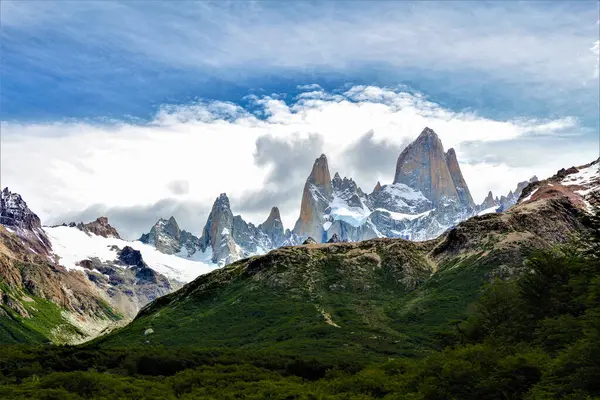 Patagonya 'nın güneyindeki Arjantin' in güzel dağları. Monte Fit Roy.
