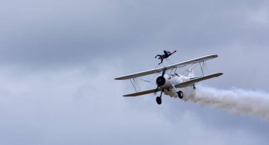 Küçük Gransden, CAMBRIDGESHIRE, İngiltere - 29 AĞUSTOS 2021: Aerosuperbantics kanat yürüyen ekip uçağı uçuşta.