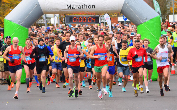 ST NEOTS, CAMBRIDGESHIRE, ENGLAND - 21 ноября 2021 года: Бегуны в начале полумарафона Сент-Неотс, 