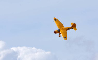 KÜÇÜK GRANSDEN, CAMBRIDGESHIRE, İngiltere - 28 AĞUSTOS 2022: 1942 tarihli klasik Stinson Reliant uçağı .