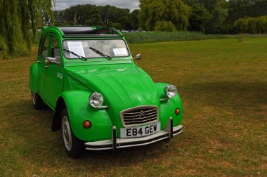 St. NEOTS, CAMBRIDGESHIRE, İngiltere - 02 Temmuz 2022: Klasik Yeşil Citroen 2CV Çimlere Park Edildi.