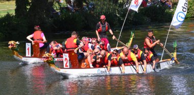 St. NEOTS, CAMBRIDGESHIRE, İngiltere - 20 AĞUSTOS 2022: St Neots 'taki Ouse Nehri' nde Ejderha Teknesi Yarışı.